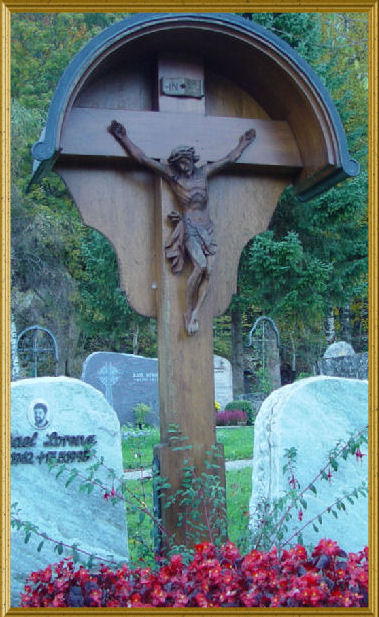 Grave cross with an oval roof form
