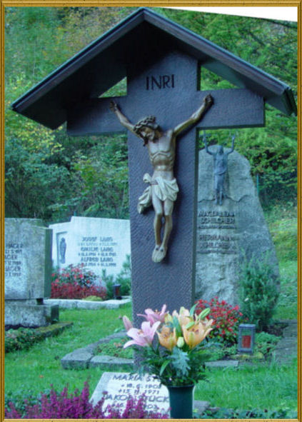 Grave with tapered cross beams